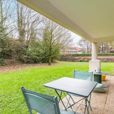 - Beautiful T2 For 2 People Parking !