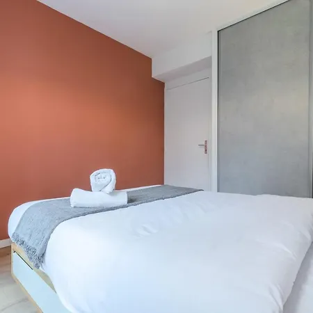 - Beautiful T2 For 2 People Parking ! *
